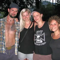 Druščina iz Münchna je navdušena tudi nad skupino Elvis 
Jackson.  