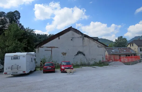 Po grafitiranju stavb v Idriji, so te sproti čistili, Hidriino podrtijo pa so pustili označeno s 
svastiko.