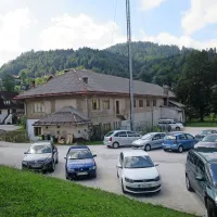 

Konjušnica? Ne, čeprav je obiskovalce Idrije v to težko 
prepričati,  je to mestna gledališka dvorana. 

