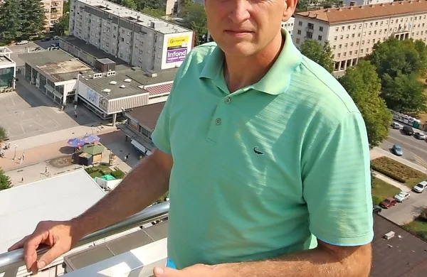 Radoš Pavlovič na zgornji terasi stolpnice ob zaključku 
večine gradbenih del. 