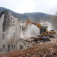 Hotel Poldanovec na Lokvah so kupili za obnovo, a so ga 
nazadnje porušili. “Želeli smo narediti razvojne projekte in 
zanje poiskati investitorja. Načrt je bil dober, a čas ni bil pravi,” 
meni Pavlovič. 