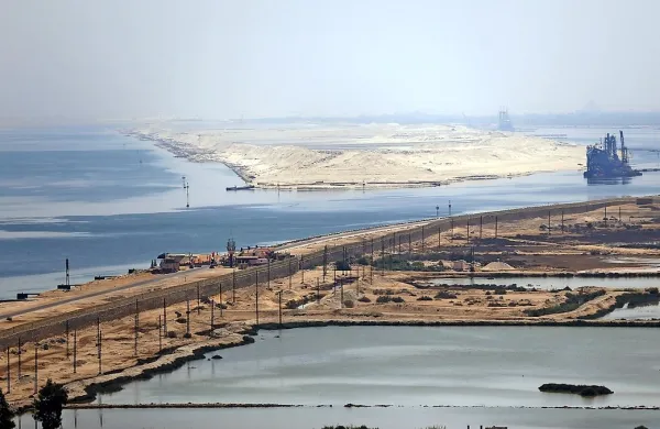 Pogled na Sueški kanal v Ismajliji, kjer so včeraj pripravili veliko slavje od odprtju novega dela prekop. Predsednik Al Sisi je 
priplul na jahti Mahrousa, ki je ena najstarejših na svetu in je leta 1869 prva zapeljala po Sueškem prekopu. Častni gost  je bil 
francoski predsednik Francois Hollande, med državniki pa je bil tudi ruski predsednik Dimitrij Medvedjev.


