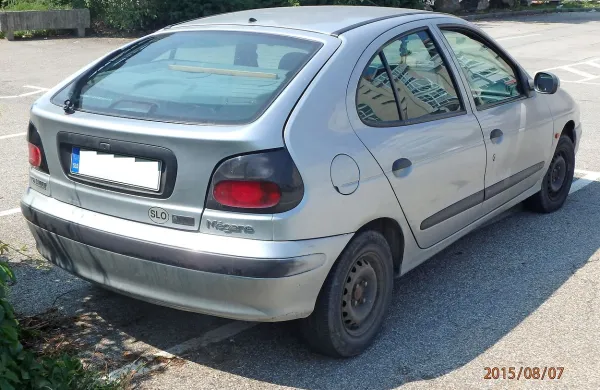 Danes ob 10.31 so  policisti prejeli obvestilo, da je na 
parkirnem prostoru na Mlinski ulici v Mariboru v osebnem 
avtomobilu znamke renault megane že nekaj časa zaprt 
približno leto dni star otrok.