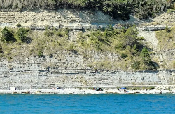 Mimoidoči re&scaron;ili mo&scaron;kega, ki se je utapljal v morju