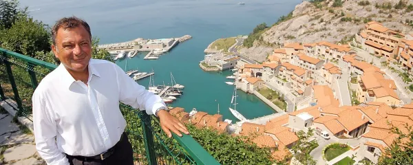Upravitelj naselja Portopiccolo Marco Milocco, ki že štirideset let dela v hotelskem biznisu, se je v Portopiccolo 
na prvi pogled zaljubil prav zaradi razgleda na morje.