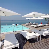 Obmorski Beach Club je namenjen razvajanju ob vodi, ki pa ni poceni.  Za senčnik z dvema ležalnikoma je treba 
odšteti 70 evrov.