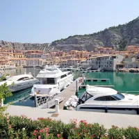 Portopiccolo, nekoč kamnolom, danes luksuzno obmorsko  naselje