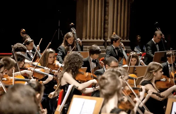Mladinski evropski orkester se vsakič zbere v sestavi novih 
70 glasbenikov, a njegov duh sodelovanja in skupnega dela 
ostaja enak že 20 let. 