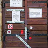 To, da niso upoštevali že marca  izdane   odločbe o prepovedi 
dela na črno in  prepovedi obratovanja, velja za hujšo 
kršitev.  