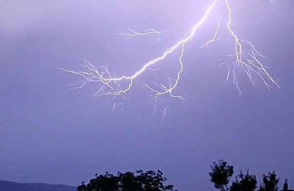 Na zahodu in severu države se obetajo  nevihte