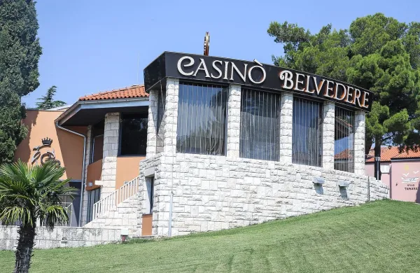 Casino Belvedere so iz središča Izole preselili v znano 
hotelsko naselje, kjer je imel tudi dovolj parkirnih mest, pa se 
računica kljub temu ni izšla.  
