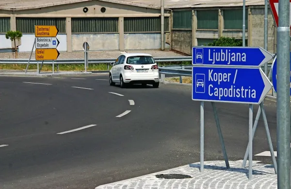 Krožišče v Izoli: do Kopra je moč priti le po hitri cesti, po stari 
cesti pa se lahko pripeljete le do Žusterne. 