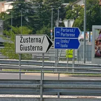 Krožišče v Kopru: Na staro cesto proti Izoli v Kopru vodi le 
smerokaz proti delu mesta. Izola je napisana le na smerokazu, ki vodi na hitro cesto.