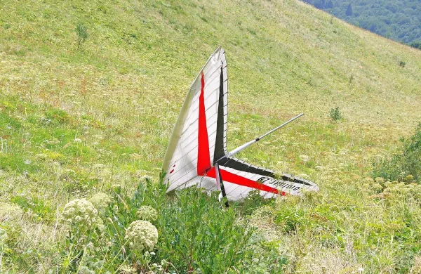 Verjetno ne bo nikoli nihče izvedel, zakaj je v petek popoldne 
z jadralnim zmajem  strmoglavil 53-letni Poljak na Stolu nad 
Kobaridom. 