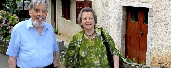 Cirili Zlobec s svojo muzo, soprogo Veroniko, s katero sta 5. avgusta 
obeležila 65 let  zakona, pred njegovo rojstno hišo v Ponikvah.