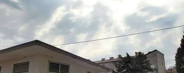 Pogled na oblačno nebo med  sončnim mrkom v Novi 
Gorici.
