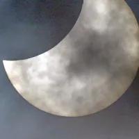 Direktno na sonce  ampak skozi oblake, prav zato nam ni bilo 
treba uporabiti zaščitne folije.