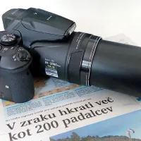 Coolpix P900 z do konca iztegnjenim objektivom.

