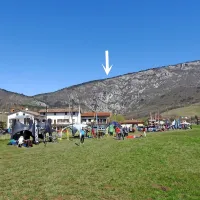 Pristajališče na Lijaku in označeno vzletišče na vrhu. 