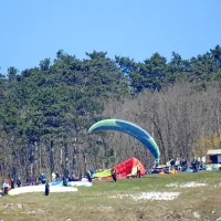 Približanje vrha vzletišča z mogočnih 2000 mm fokusa z 
Nikon  Coolpix P900. 