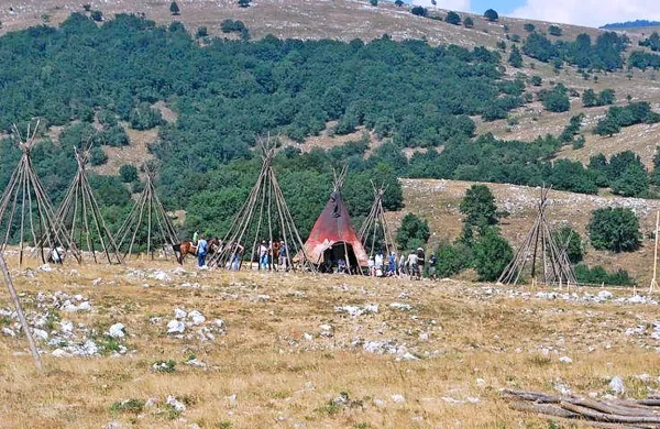 Za zdaj je postavljen en šotor, postavili jih bodo še 15.