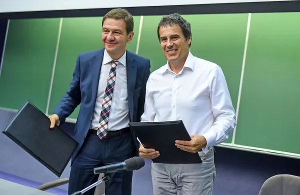 Dosedanji v. d. generalnega direktorja UKC Ljubljana Simon 
Vrhunec je danes predal posle svojemu nasledniku Andreju 
Baričiču.