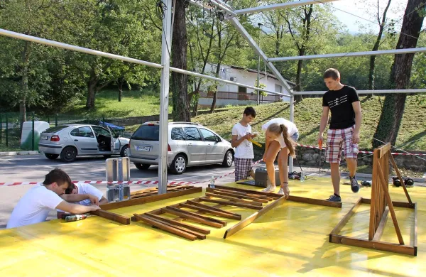 Člani Kluba ajdovskih študentov in dijakov so poskrbeli, da 
bo v Ajdovščini več stojal za kolesa. 