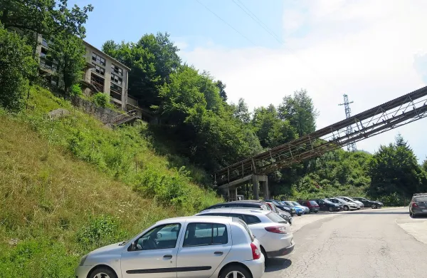 Na parkirišču bo  nov center za obiskovalce, ki bo z dvigalom 
povezan z obnovljeno razdeljevalnico rude.