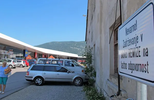 Da je zadrževanje ob remizi nevarno, priča tudi tabla, ki so jo 
postavili ob njo. 