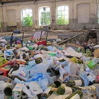 V remizi so se  dolgo nabirale smeti, prazne steklenice in ostali 
odpadki.  