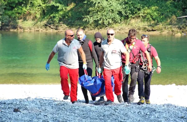 Truplo ponesrečenega 25-letnika so našli več ur po nesreči. 
Opazili so ga z reševalnega helikopterja. 