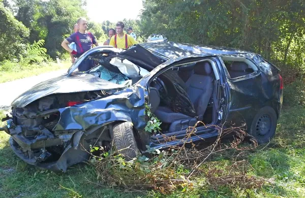 Poškodbe voznika v črnem golfu so bile včeraj v Brkinih tako 
hude, da je mladi voznik umrl na kraju nesreče.