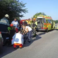 Hudo poškodovanega sopotnika so oskrbeli bistriški reševalci in gasilci, potem pa so ga s helikopterjem odpeljali v 
Ljubljano.