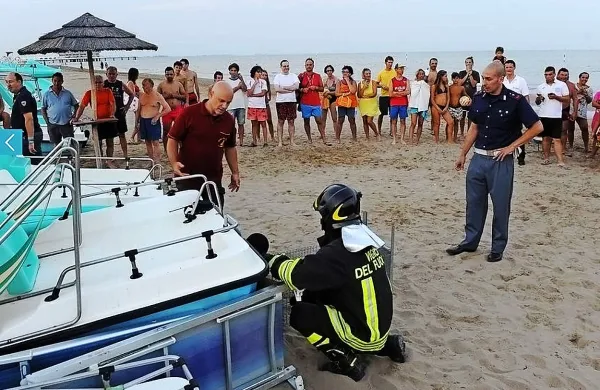 Lov nutrije na plaži v Lignanu.
