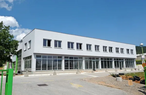 Stavbo tehničnih pregledov, ki jo je zgradil in uporabljal Kraški zidar, je  novi lastnik, Avto Krka, prenovil in 
dozidal.