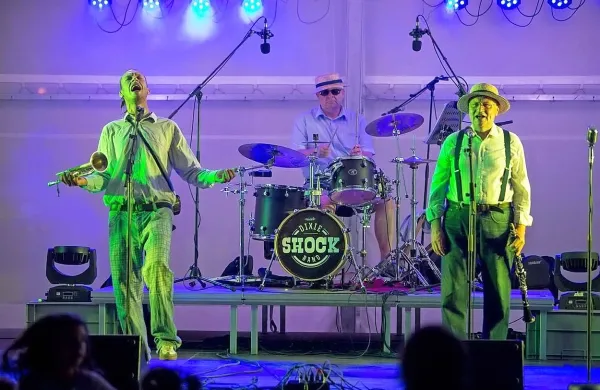 Skupina Dixie Šok Band je v Postojno prinesla legendarno 
dixieland glasbo v slogu New Orleansa.
