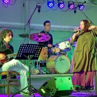 Številno postojnsko publiko je očarala Mia Žnidarič, ki so jo 
spremljali odlični glasbeniki Postojnskega jazz ansambla. 