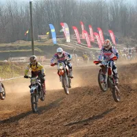 Motorji uničujejo gozdne poti in travnike