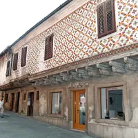 V Restavratorskem centru RS predlagajo, da se urgentno 
izvede začasno zaščitno podpiranje nosilne lesene konzolne 
konstrukcije na ulični strani.