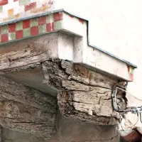 Strokovnjaki so opazili izrazit poves zunanjega roba konzole, 
ki je viden tudi v notranjosti. V bivalnem prostoru v nadstropju 
hišne številke 31 so tla v konzolnem delu povešena za dva do 
tri centimetre.



