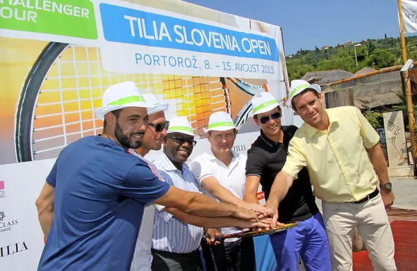 Turnir so včeraj uradno odprli (z leve): teniška igralca Marcel 
Granollers  in Grega Žemlja, piranski župan Peter Bossman, 
predsednik uprave zavarovalnice Tilia Andrej Kavšek, direktor turnirja Denis Topčič in direktor Teniške zveze Slovenije 
Gregor Krušič.  