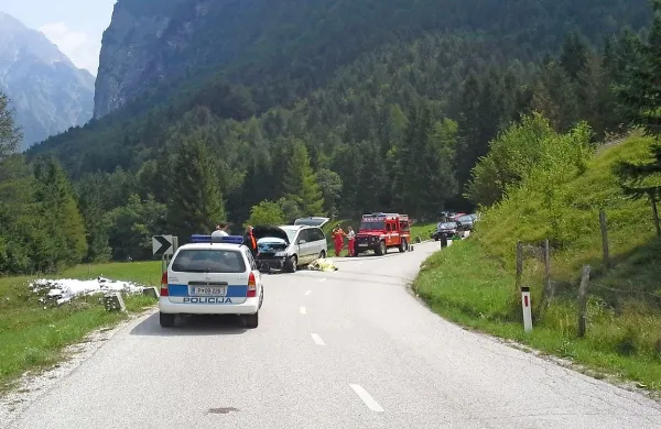 V Trenti je motoristu v ovinku zdrsnilo in je končal pod avtom, 
ki je pripeljal nasproti.