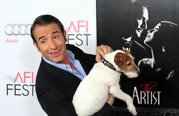 Uggie z glavnim igralcem filma Umetnik Jeanom Dujardinom.