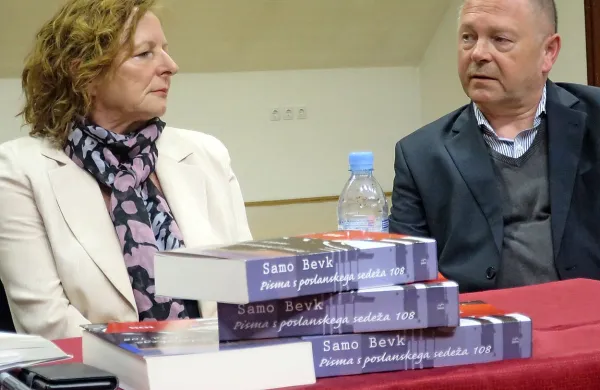    Samo Bevk in lektorica Slavica Makuc Bric na predstavitvi 
knjige Pisma s poslanskega sedeža 108.