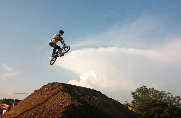Julija so v sklopu vikenda športa in glasbe najpogumnejši 
prikazali nekaj “bike dirtrik” vragolij.