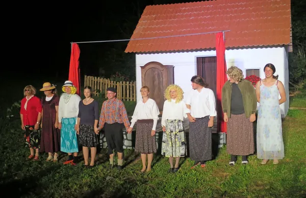   Igralska ekipa KD Jurko po uspešni predstavi komedije Na 
kmetih.
