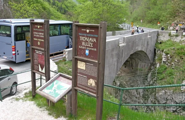 Poleti je ob trdnjavi ogromno turistov, ena od težav pa je 
parkiranje. 