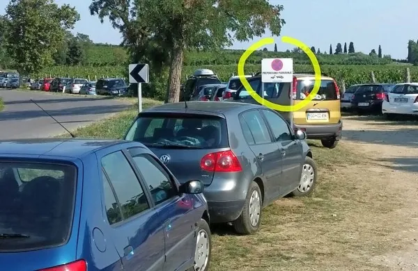 V ankaranski občini zlasti ob koncih tedna vozniki parkirajo 
praktično povsod. Ne zmenijo se za znake o prepovedi 
parkiranja,  glavna cesta pa se spremeni  v enosmerno. 
Policisti so napovedali dosledno kaznovanje. 