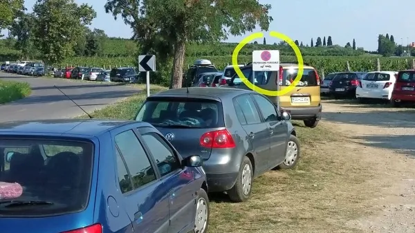 V ankaranski občini zlasti ob koncih tedna vozniki parkirajo 
praktično povsod. Ne zmenijo se za znake o prepovedi 
parkiranja,  glavna cesta pa se spremeni  v enosmerno. 
Policisti so napovedali dosledno kaznovanje. 
