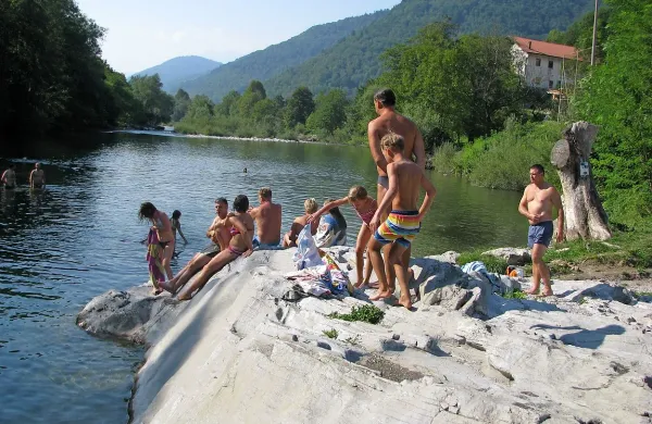 Na kopališču na Slapu ob Idrijci, za katerega vzorno skrbi mladina,  je veliko kopalcev.